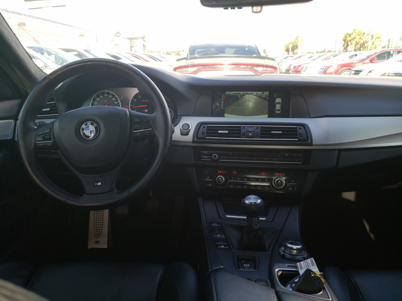 Illustration for article titled You know you want the last M5 with three pedals